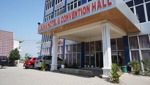 Een hotel met een bord waarop staat: Kusuma Hotel & Convention Hall.