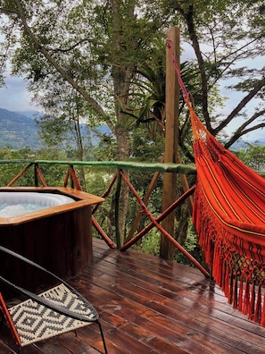 Outdoor spa tub - Baumhaus Bamboo / Cabaña rústica con jacuzzi privado (San Francisco)
