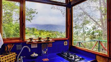 Refrigerador, parrilla de estufa y cafetera y tetera