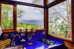 Fridge, stovetop, coffee/tea maker, cookware/dishes/utensils - Baumhaus Bamboo / Cabaña rústica con jacuzzi privado (San Francisco)