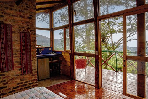 Baumhaus Bamboo / Cabaña rústica con jacuzzi privado