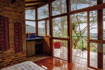 Baumhaus Bamboo / Cabaña rústica con jacuzzi privado