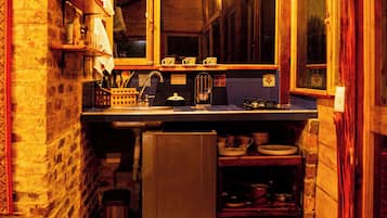 Refrigerador, parrilla de estufa y cafetera y tetera