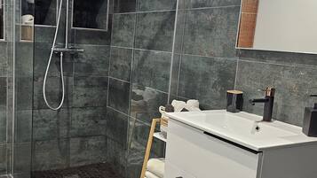 Baignoire Ă jets, sĂšche-cheveux, bidet, serviettes fournies