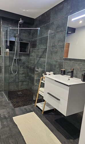 Jetted bath, hair dryer, bidet, towels