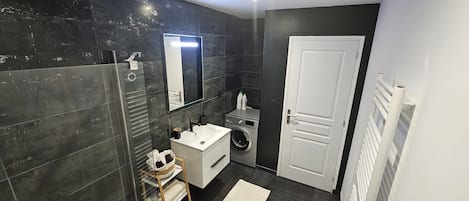 Baignoire à remous, séchoir à cheveux, bidet, serviettes fournies