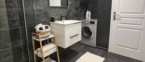 Jetted tub, hair dryer, bidet, towels