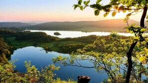 Un lago rodeado de colinas y árboles.