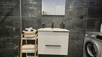 Baignoire Ă  jets, sĂšche-cheveux, bidet, serviettes fournies