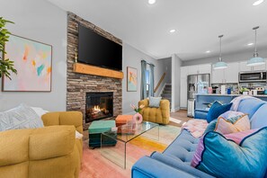 Smart TV, fireplace, books, offices - Updated Lodge Mtn Views, Sldie, HotTub (Branson)