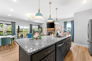 Interior - Updated Lodge Mtn Views, Sldie, HotTub (Branson)