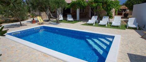 حمّام سباحة خارجي موسمي