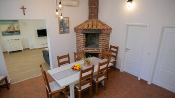 Deluxe House, 4 Bedrooms, Pool Access, Courtyard Area | Dining room