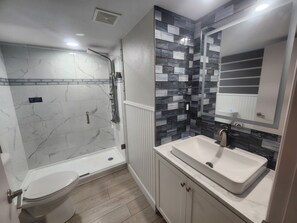 Shower, hair dryer, towels, soap - Elegant Double Suite w/kitchen, Oceanview, w/pool, tiki bar (Daytona Beach)