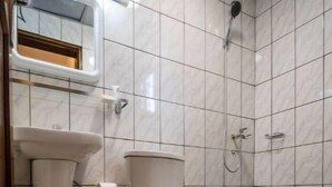 A bathroom with a toilet, sink, and shower. - Espace Chaleureux , Wifi + Netflix Free, Sécurisé (Douala)