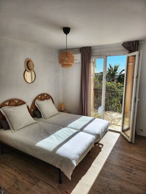 3 Schlafzimmer, Schreibtisch, Bügeleisen/Bügelbrett, Reisekinderbett