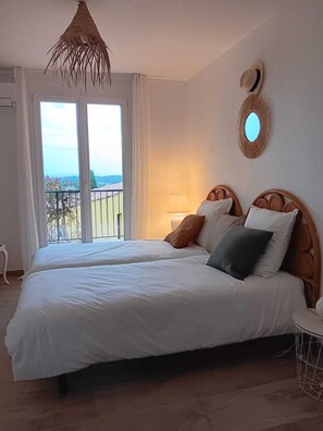 3 Schlafzimmer, Schreibtisch, Bügeleisen/Bügelbrett, Reisekinderbett