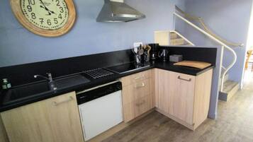 Een koelkast, een microgolfoven, een oven, een kookplaat