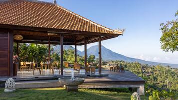 Free daily English breakfast