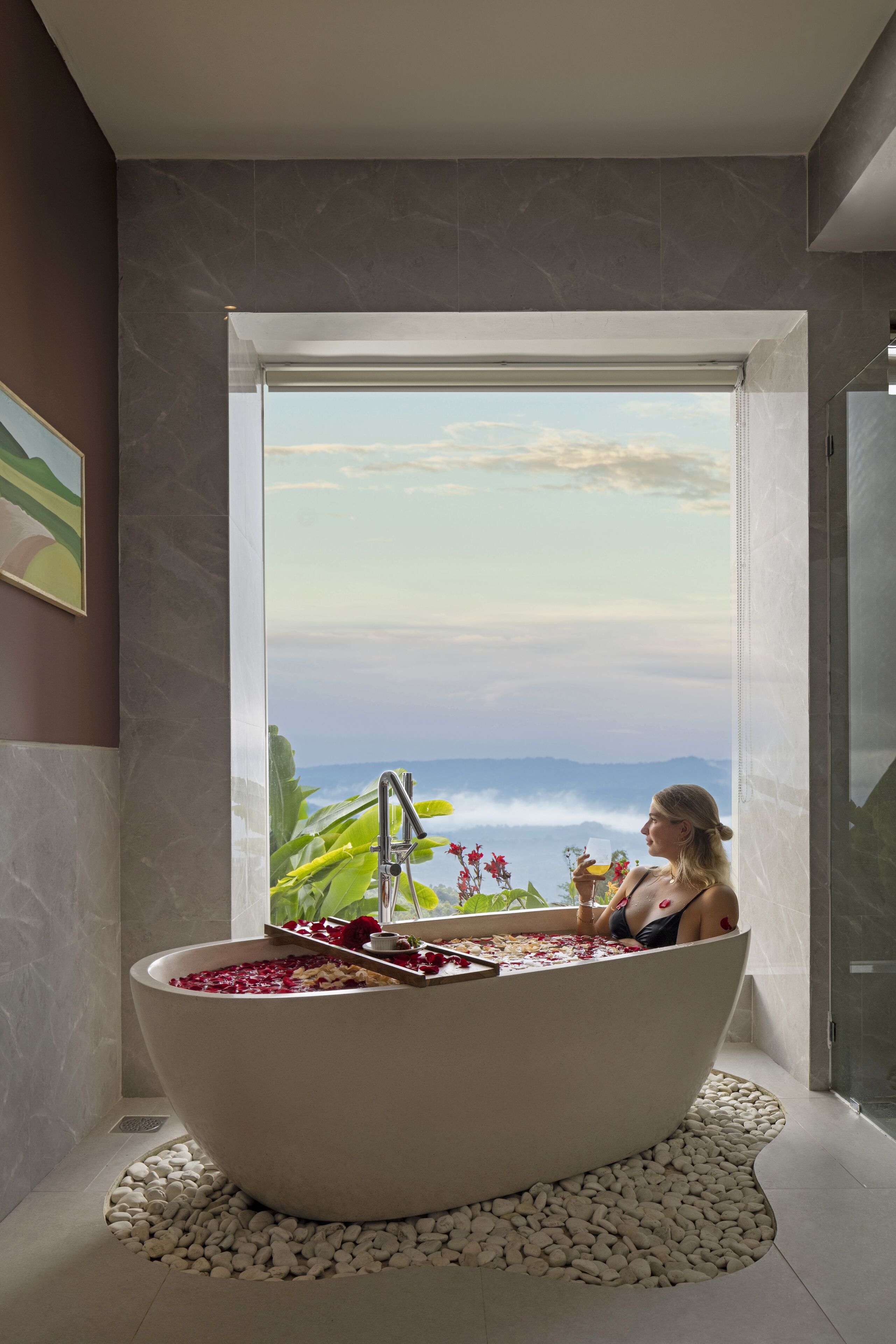 Premium Suite | Bathroom | Combined shower/tub, rainfall showerhead, free toiletries, hair dryer