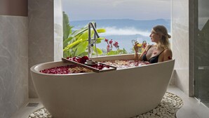Suite – premium | Bad | Regndusjhode, toalettartikler (inkludert), hårføner og badekåper