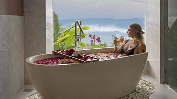 Premium Suite | Bathroom | Combined shower/bathtub, rainfall showerhead, free toiletries
