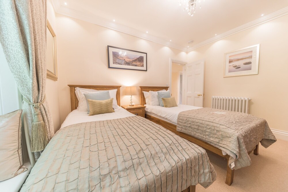 Gate House, Coniston large luxury house sleeping 8 guests in 4 en