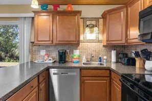 Køleskab, mikrobølgeovn, ovn, kogeplade