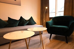 Leilighet – standard | Oppholdsområde | En 80-centimeters TV med digitale kanaler