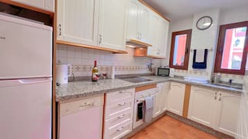Frigorífico, microondas, horno y placa de cocina
