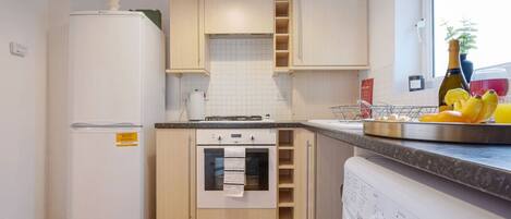 Kylskåp, mikrovågsugn, ugn och spishäll