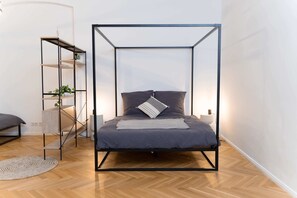 1 bedroom, desk, iron/ironing board, Internet - Apartment near Ku'damm (Berlin)