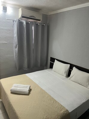 Standard Room, 1 Double Bed | Laptop workspace, free WiFi