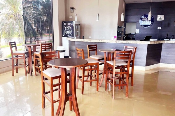 Phục vụ bữa sáng, bữa trưa và bữa tối