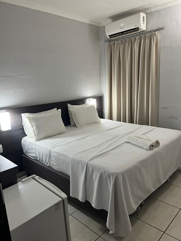 Standard Room, 1 Double Bed | Laptop workspace, free WiFi