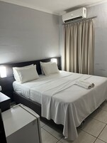 Quarto standard, 1 cama de casal | Espaço de trabalho para notebook, Wi-Fi de cortesia