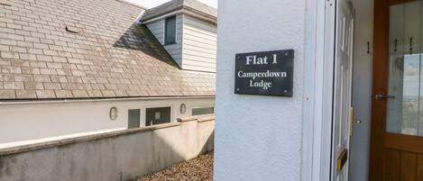 Un edificio con un cartel que dice "Flat 1 Camperdown Lodge".