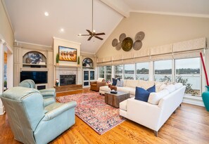 TV, ping pong - Lakeside Luxury Villa | Hot Tub | Private Dock (Hot Springs)