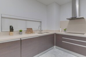 Een koelkast, een microgolfoven, een oven, een kookplaat