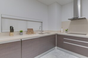 Wasserkocher mit Kaffee-/Teezubehör, Kühlschrank, Mikrowelle, Ofen
