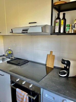 Kühlschrank, Mikrowelle, Ofen, Herdplatte