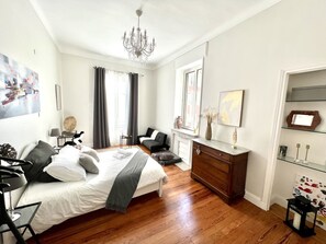 2 室のベッドルーム、デスク、アイロン / アイロン台、旅行用ベビーベッド