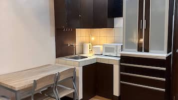 Frigorífico, microondas y licuadora