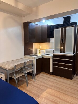 Kühlschrank, Mikrowelle, Mixer