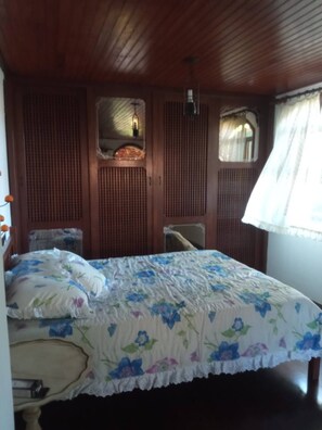 4 bedrooms, WiFi, bed sheets