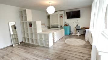 Deluxe Double Room, Balcony | Bar mini percuma, meja, ruang kerja komputer riba, Wi-fi percuma