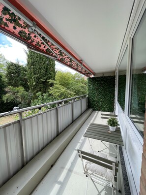 Quarto casal luxo, sacada | Frigobar (abastecido com itens grátis), escrivaninha