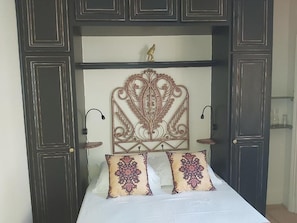 Design Studio, Ensuite (Studio 8) | Individually decorated, individually furnished, laptop workspace - Vichy Sejour (Vichy)