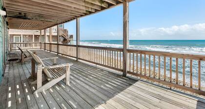 Lucky Stars: Oceanfront | Rec Room with Pool Table