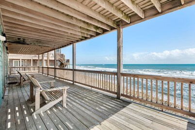 Lucky Stars: Oceanfront | Rec Room with Pool Table